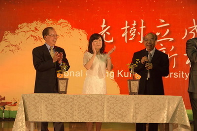成大人凝聚力強 一起捐款護老榕1